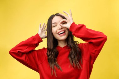 Güzel beyaz kadın gülümseyen, beyaz dişlerini gösteren, parmaklarıyla kameraya bakan güzel beyaz kadın portresini yakından çek. Yüz ifadeleri, duygular ve vücut dili