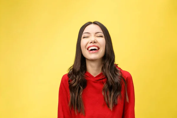 Jovem alegre feliz alegrando-se com notícias positivas ou presente de aniversário, olhando para a câmera com sorriso alegre e encantador. Estudante menina relaxante dentro de casa após a faculdade — Fotografia de Stock