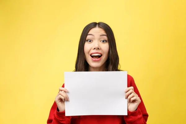 Girl holds a white sheet in hands, an office worker shows a blank sheet. — Stock Photo, Image