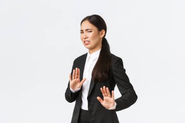 Asyalı hoşnutsuz iş kadını riskli önerilerden kaçınıyor, reddederek el sıkışıyor, iğrenç garip teklifi reddediyor. Satıcı kadın tiksinti ve uzaklaşma, beyaz arka plan