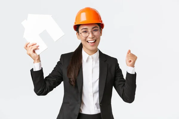 원문 기사보기 성공리에 당선 된 이시아 여성 건설 기술자, 팀 리더 건축가가 골을 성공적으로 달성 했다. 이들은 관건과 주먹 펌프를 들고 기뻐하며 헬멧과 비지니스 슈트의 승리를 축하 했다. — 스톡 사진