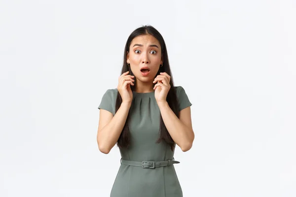 Proprietari di piccole imprese, concetto di imprenditrici. Scioccata e spaventata donna d'affari asiatica spaventata guardando la macchina fotografica, spaventata e preoccupata, in preda al panico sullo sfondo bianco — Foto Stock