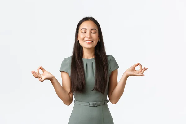 Småföretagare, koncept för kvinnliga företagare. Avslappnad och fridfull leende asiatisk affärskvinna känner lättnad efter att ha tagit antidepressiva, meditera, gör yoga motion — Stockfoto