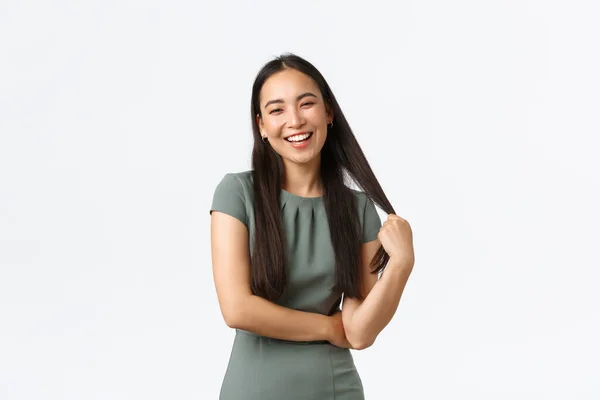 Propriétaires de petites entreprises, femmes entrepreneurs concept. Femme d'affaires souriante insouciante, femme asiatique en robe touchant les cheveux et riant, ayant une conversation coquette, fond blanc — Photo