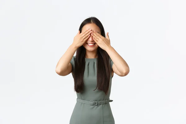 Proprietários de pequenas empresas, conceito de mulheres empresárias. Emocionado sorrindo muito asiático fêmea no vestido esperando surpresa, fechar os olhos como aguardando presente, de pé esperançoso sobre fundo branco — Fotografia de Stock