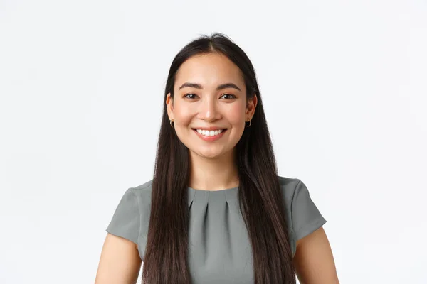 Primer plano de la exitosa mujer de negocios feliz, mujer asiática en vestido dando discurso, sonriendo encantado, líder del equipo de pie satisfecho con los buenos resultados de la compañía, fondo blanco —  Fotos de Stock