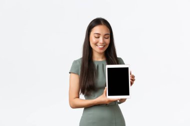 Küçük işletme sahipleri, ev kavramından başlayarak ve çalışarak. Gülümseyen Asyalı kadın siparişi ürünü çevrimiçi, memnun ifadeli dijital tablet ekranı gösteriyor, uygulama öneriyor, beyaz arkaplan