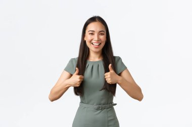Küçük işletme sahipleri, kadın girişimciler konsepti. Neşeli, destekleyici Asyalı kadın CEO 'su, iş kadını elbiseli, onaylanmış, aferin, iyi iş, mutlu gülümseme