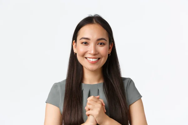 직장에서 상을 받거나 칭찬을 받는 행복 한 이시아 여성의 근접 사진, 감사의 표시로 양손을 꽉 잡고, 미소를 짓고, 주어진 기회와 백인 배경에 대해 감사하는 모습 — 스톡 사진