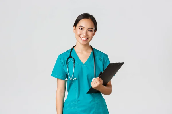 医療従事者ウイルスの予防隔離キャンペーンの概念。笑顔アジアの女性看護師,頭皮を身に着けているクリップボードを持つ医師,検査を提供します,クリニックで患者を検査,白い背景 — ストック写真