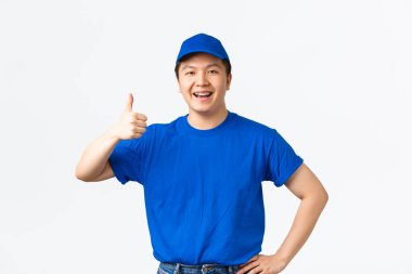 Dost canlısı görünümlü, neşeli Asyalı kurye, birini tebrik ediyor, kalite ve güvenlik garantisi veriyor ya da onaylıyor. Teslimatçı beyaz arka plandan memnun görünüyor.