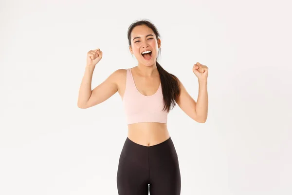 Esporte, bem-estar e conceito de estilo de vida ativo. Empoderado e forte asiático feminino atleta, fitness menina incentivar-se para bom treino, punho bomba e gritando de apoio, ganhando objetivo — Fotografia de Stock