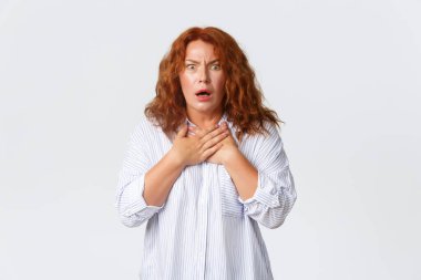 Şok olmuş, endişeli, korkmuş orta yaşlı bir kadının portresi pusuya düşürülmüş, nefes nefese kalmış, kalbe el ele tutuşmuş ve korkunç bir manzaraya bakıyor. Annem evdeki dağınıklıktan şaşkına dönmüştü.