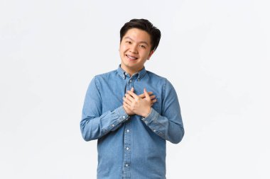 Umut dolu ve mutlu Asyalı genç erkek girişimci kendi girişimini kuruyor, insanların yatırımlarına, müşterilerine değer vermesine, minnettar olmasına, beyaz bir zemine sahip olmasına,