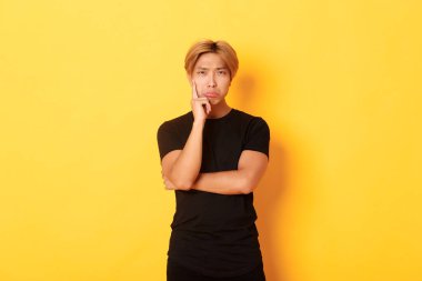 Asyalı düşünceli, üzgün, somurtkan ve hayal kırıklığına uğramış bir adam.