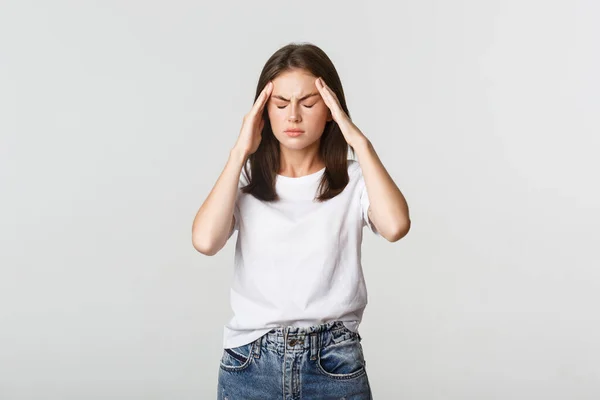 Portret van een duizelige of zieke vrouw die het hoofd aanraakt en grimmelt van de pijn, hoofdpijn heeft, migraine heeft — Stockfoto