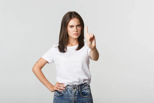 Dühös csalódott nő remeg ujját rosszallás, szidalmazó személy, hogy rossz döntést — Stock Fotó