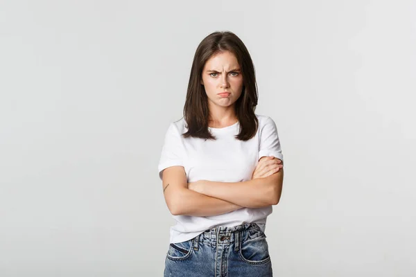 Colère boudant fille croix bras et fronçant les sourcils, se sentant offensé — Photo