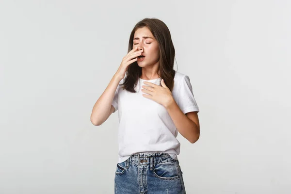 Jovem com espirros de alergia. Menina sentindo-se doente com corrimento nasal — Fotografia de Stock