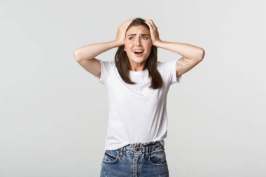 El ele tutuşup panikleyen endişeli genç bir kızın portresi.