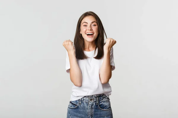 Alegre atractivo morena chica puño bomba y sonriendo con regocijo, ganar — Foto de Stock