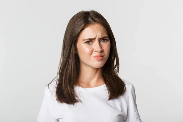 Close-up of skeptical and displeased attractive girl shaking head in rejection, frowning disappointed — Stock Photo, Image