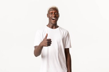 Etkileyici gülümseyen Afro-Amerikan sarışın adam portresi, iyi bir seçim, iltifat, beyaz arka plan