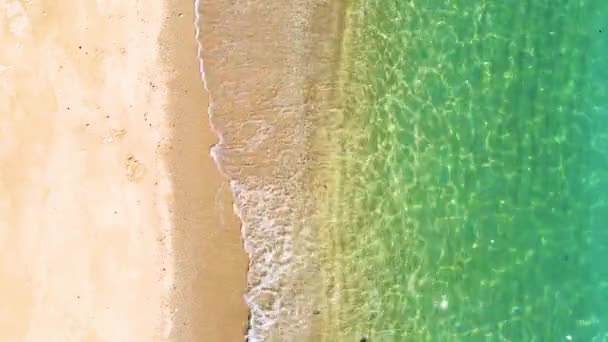 Aerial przyszwy wglad ocean blekitne fale obryvaiut na plazy. Fale morskie i piękny widok z lotu ptaka na plażę. Ptaki widok na morze fale uderzające o pustą piaszczystą plażę z góry — Wideo stockowe