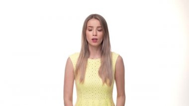 Şaşırmış genç kadın elleri şaşkın büyük gözlerle kameraya bakıyor, ani zaferle şoke olmuş..