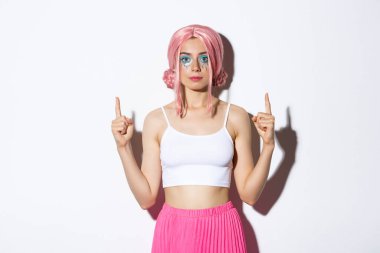 Pembe anime peruklu ve cadılar bayramı makyajlı şık bir parti kızı portresi.
