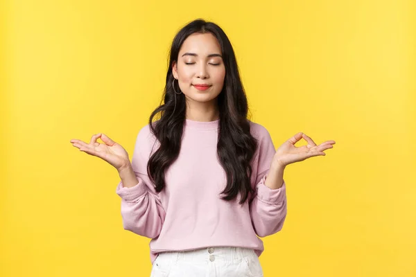 Junge, asiatische Mädchen haben perfekten Körper Junge, asiatische Mädchen haben perfekten Körper