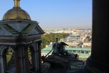 St. Isaac Katedrali 'nin sütunundan St. Petersburg manzarası