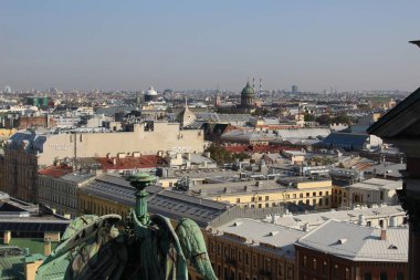 St. Isaac Katedrali 'nin sütunundan St. Petersburg manzarası