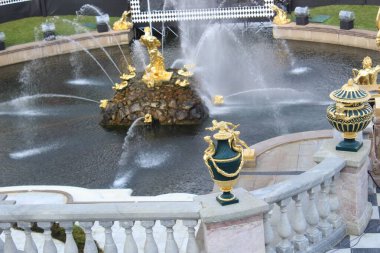 Aşağı parktaki peterhof pınarı