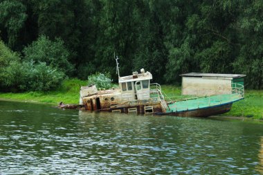 Nehir kenarında bir gemi taştı.