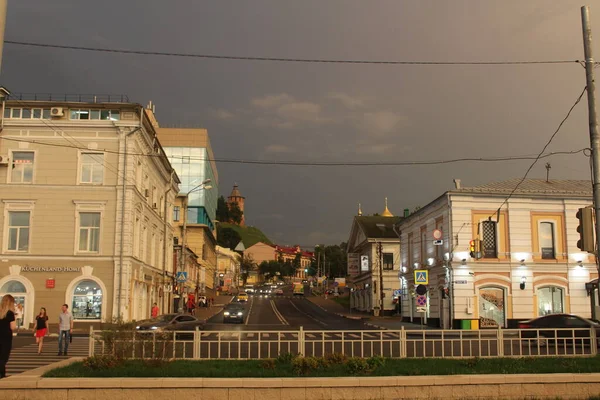 Hátborzongató Viharos Égbolt Város Felett Esténként — Stock Fotó