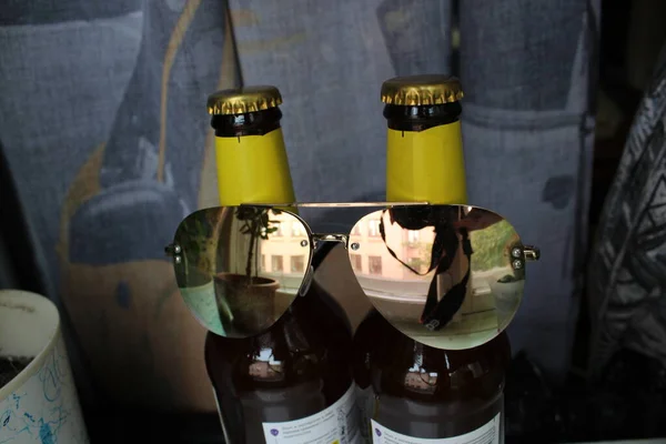 Σκούρα Γυάλινα Μπουκάλια Μπύρας Στέκονται Στο Περβάζι Του Παραθύρου — Φωτογραφία Αρχείου