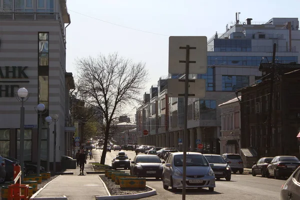 Auto Een Drukke Industriële Stad Straat Een Zeer Hete Dag — Stockfoto