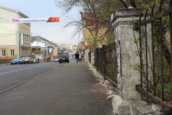 Park Çiti Otomobil Yolu Sıcak Bir Sonbahar Gününde Çit Boyunca — Stok fotoğraf