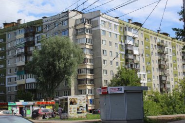 Güneşli bir yaz gününde şehirde çok katlı binalar.