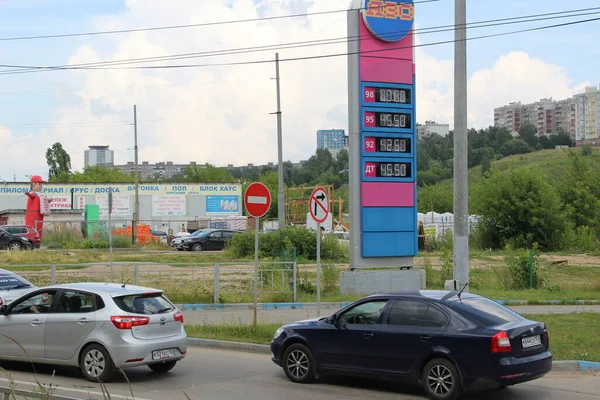 Bensinstation Staden Och Styrelse Med Bensinpriser Sommaren 2020 Ryssland — Stockfoto