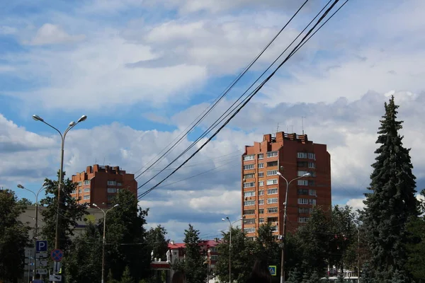 Πολυώροφα Κτίρια Κατοικιών Στην Πόλη Μια Ηλιόλουστη Καλοκαιρινή Μέρα — Φωτογραφία Αρχείου