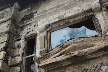 Eski bir taş evin penceresi