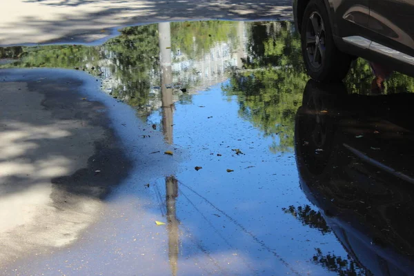 Casa Cielo Azul Reflejan Charco Sobre Asfalto —  Fotos de Stock