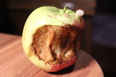 Diş düştü ve elmanın yanına uzandı.