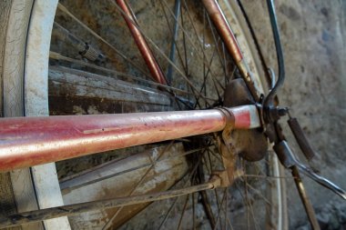 Bisiklet gövdesi ve bisiklet lastiklerindeki paslanma detayları. Paslı bisiklet