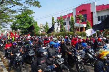 Rancaekek, Bandung - 7 Ekim 2020: Rancaekek 'te Omnibus Yasasının onaylanmasına karşı İşçi Partisi gösterisi. Serikat Buruh Endonezya. Undang-Undang Cipta Kerja