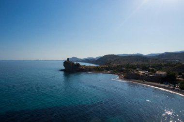 Güneşli bir günde Güzel Akdeniz deresi.
