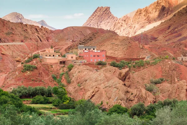 Kırmızı renkli antik Fas Berberi şehir muhteşem kırmızı yüksek Atlas Dağları Kanyon Gorge du Dades - Afrika, Fas adobe kasbahs yapılan kil oluşan kontrast