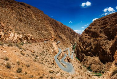 Kanyon Dades Dades nehirde Atlas Dağları ve Anti Atlas sıradağlarının Fas arasında yer alan muhteşemdir